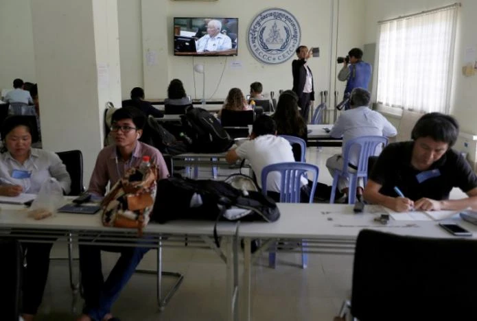 Truyền thông theo dõi phiên tòa bên ngoài phòng xử. Ảnh: REUTERS