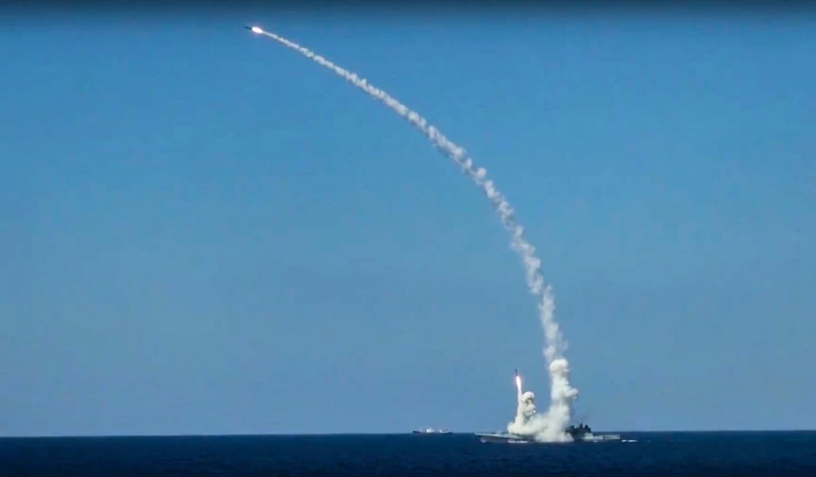Tên lửa hành trình tầm xa Kalibr được phóng từ tàu hải quân Nga ở Địa Trung Hải vào các mục tiêu IS ở Syria ngày 23-6. Ảnh: AP