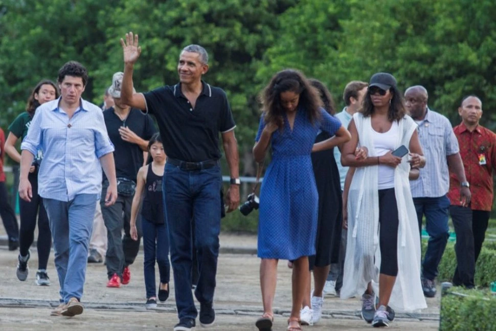 Cựu Tổng thống Mỹ Obama (giơ tay chào) cùng con gái Malia và vợ Michelle thăm đền Phật giáo Borobudur tại Java (Indonesia) ngày 28-6. Ảnh: REUTERS