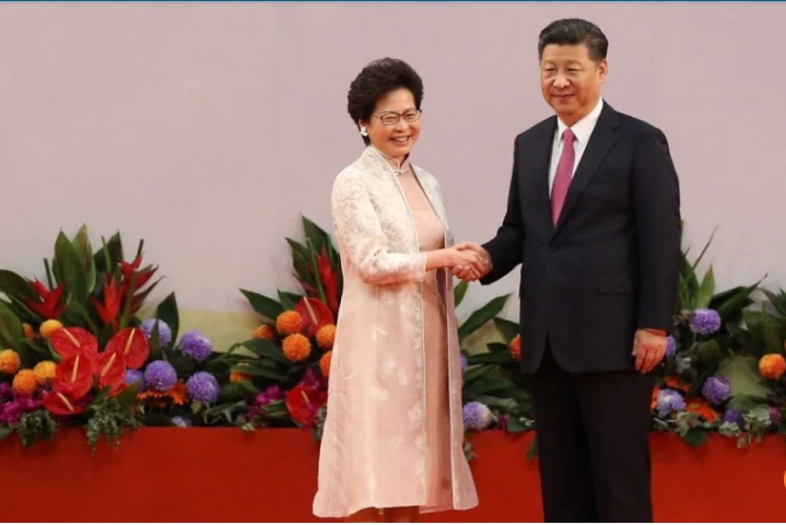 Tân Trưởng đặc khu hành chính Hong Kong Carrie Lam và Chủ tịch Trung Quốc Tập Cận Bình trong buổi lễ tuyên thệ nhậm chức 1-7. Ảnh: SCMP