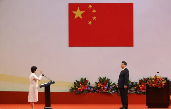 Bà Carrie Lam tuyên thệ trước sự chứng kiến của Chủ tịch Tập. Ảnh: SCMP