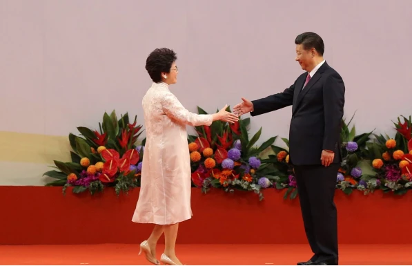 Bà Carrie Lam được Chủ tịch Tập chúc mừng sau lễ tuyên thệ nhậm chức. Ảnh: SCMP