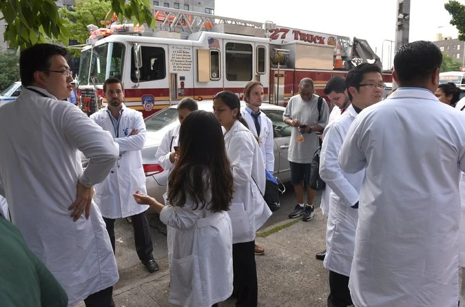 Nhân viên bệnh viện Bronx-Lebanon tụ tập bên ngoài bệnh viện sau khi vụ xả súng xảy ra chiều 30-6. Ảnh: GETTY IMAGES