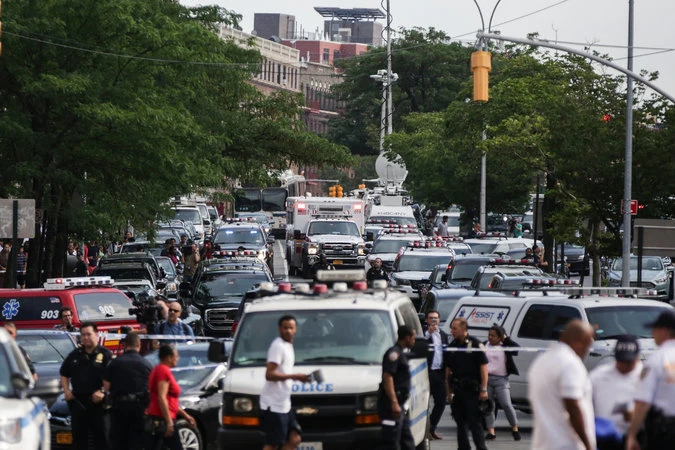 Cảnh kẹt xe bên ngoài bệnh viện Bronx-Lebanon sau khi vụ xả súng xảy ra chiều 30-6. Ảnh: NEW YORK TIMES