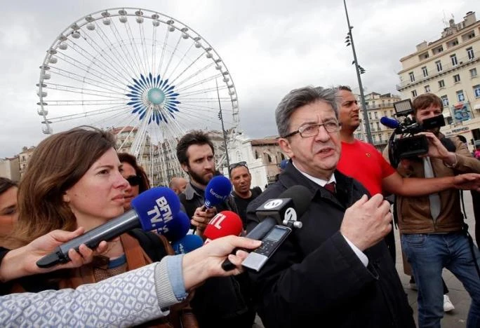 Ông Jean-Luc Melenchon, lãnh đạo đảng Nước Pháp Bất khuất (phải) trao đổi với báo chí tại TP Marseille (Pháp) ngày 11-5. Ảnh: REUTERS