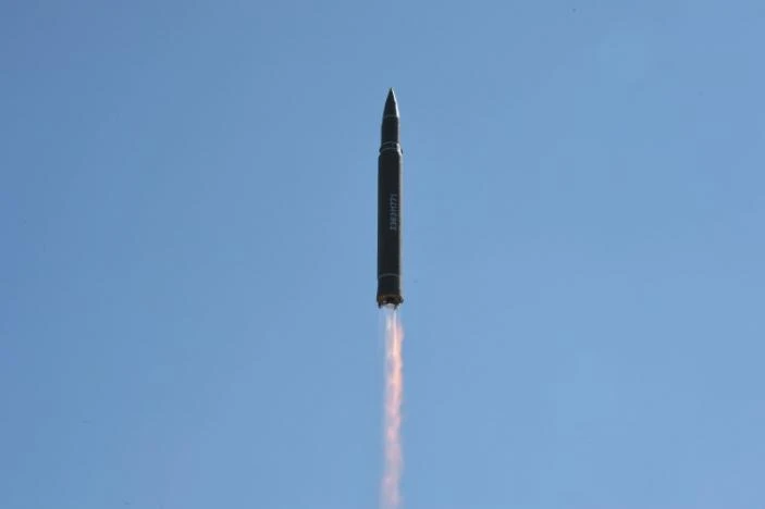 Tên lửa ICBM Hwasong-14 của Triều Tiên được phóng ngày 4-7. Ảnh: REUTERS