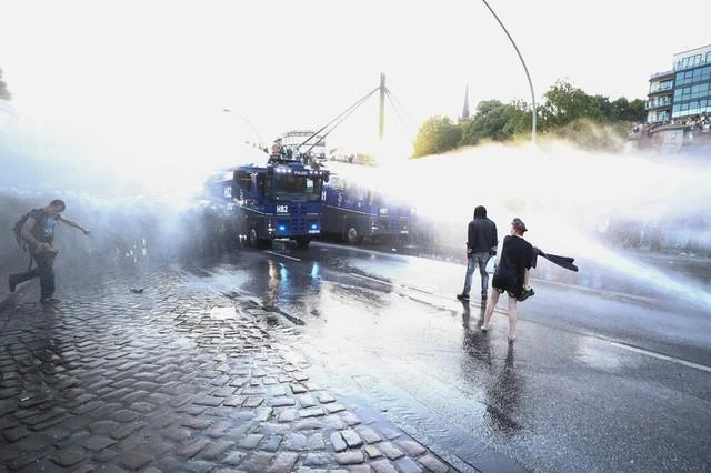 Cảnh sát dùng vòi rồng giải tán biểu tình. Ảnh: REUTERS