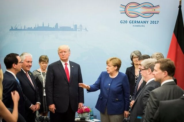 Bà Merkel (phải, giữa) tiếp ông Trump (trái, giữa) tối 6-7. Ảnh: REUTERS