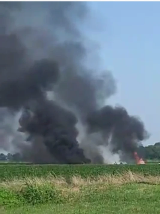 Mảnh vỡ văng xa bán kính cả 8km. Ảnh: TWITTER