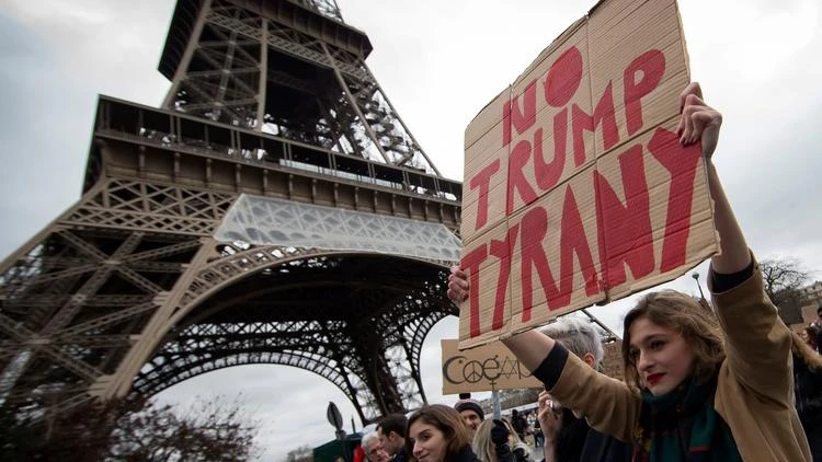 Biểu tình phản đối ông Trump tại Paris hồi tháng 2. Ảnh: EPA