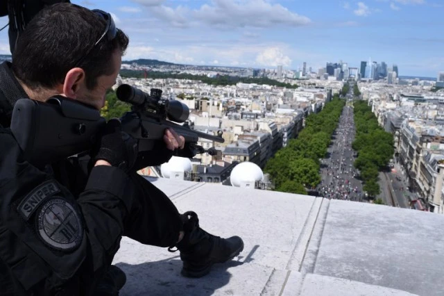 Lính bắn tỉa diễn tập giữ an ninh lễ kỷ niệm Quốc khánh Pháp. Ảnh: THE LOCAL