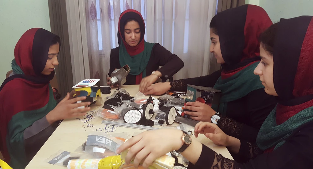 Các nữ sinh luyện lắp ráp, vận hành robot ở tỉnh Herat (Afghanistan) ngày 6-7. Ảnh: AP