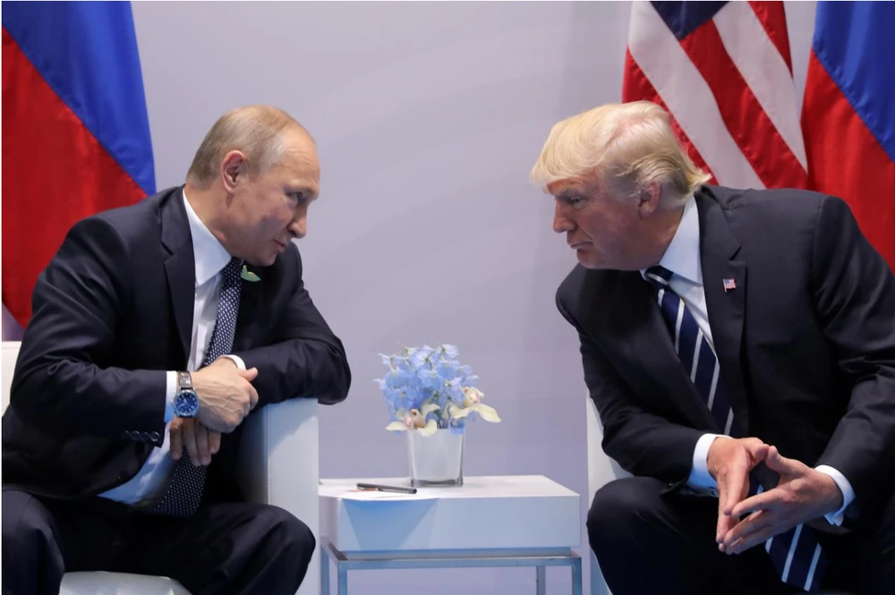 Tổng thống Nga Putin (trái) và Tổng thống Mỹ Trump gặp nhau tại Đức tuần trước. Ảnh: REUTERS