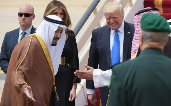 Quốc vương Salman (trái) của Saudi Arabia ra tận sân bay đón ông Trump. Ảnh: NYDN