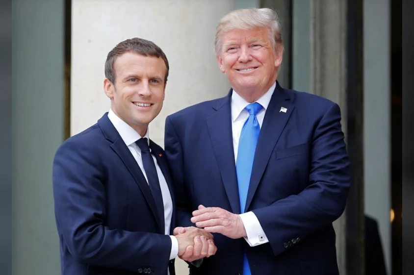 Hai Tổng thống Macron (trái) và Trump trước điện Elysee ngày 13-7. Ảnh: REUTERS