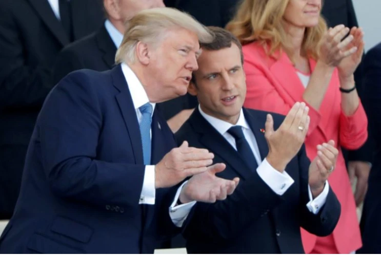 Hai ông Macron và Trump (trái) cùng xem diễu binh mừng Quốc khánh Pháp 14-7. Ảnh: REUTERS
