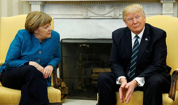 Ông Trump làm lơ không bắt tay dù bà Merkel chủ động đề nghị. Ảnh: DAILY EXPRESS