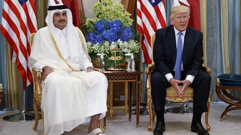 Tổng thống Trump (phải) và Quốc vương Qatar hồi tháng 5. Ảnh: AP