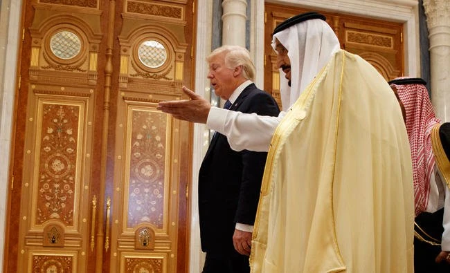 Tổng thống Trump và Vua Salman trong chuyến công du Saudi Arabia tháng 5. Ảnh: AP