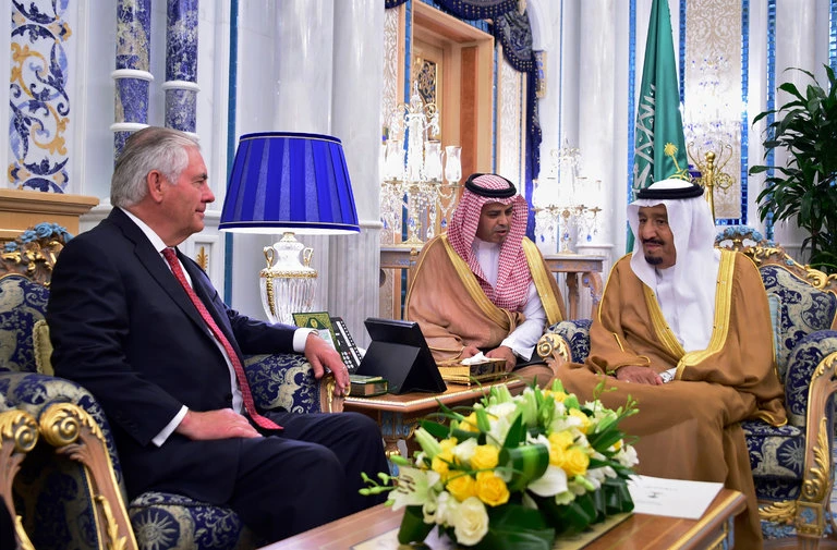 Ngoại trưởng Mỹ Tillerson (trái) và Vua Salman tại Saudi Arabia ngày 12-7. Ảnh: NYT
