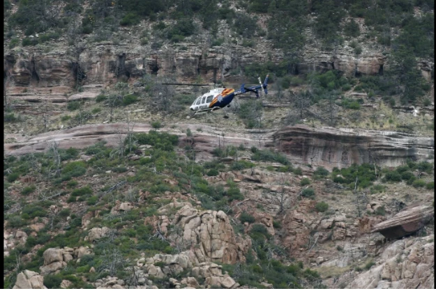 Trực thăng cứu hộ tìm kiếm nạn nhân. Ảnh: WASHINGTON POST