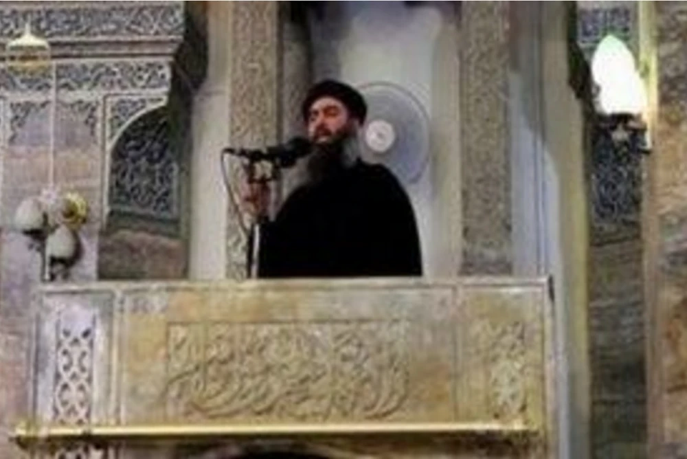Thủ lĩnh IS Baghdadi trong lần xuất hiện công khai đầu tiên ở Mosul (Iraq) tháng 7-2014. Ảnh: REUTERS