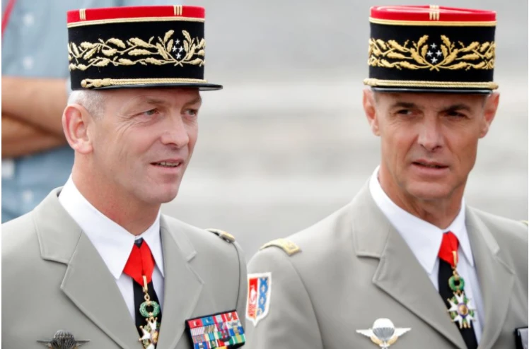 Tướng Francois Lecointre (trái) người thay thế vị trí Tổng Tham mưu quân đội của ông De Villeirs. Ảnh: REUTERS