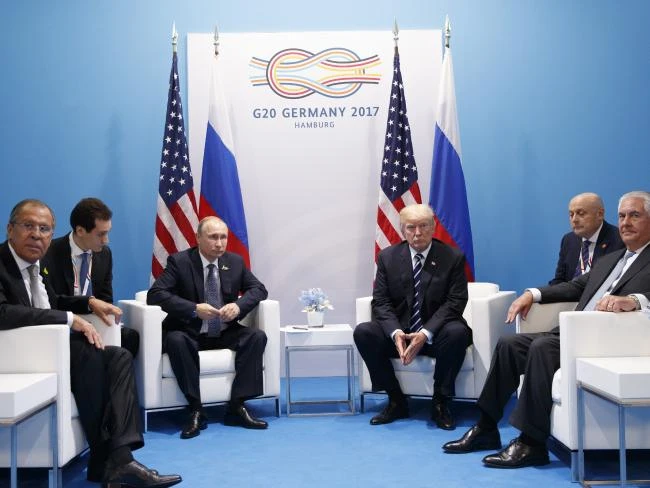 Hai ông Trump (phải) và Putin tại cuộc gặp song phương chính thức ngày 7-7. Ảnh: REUTERS