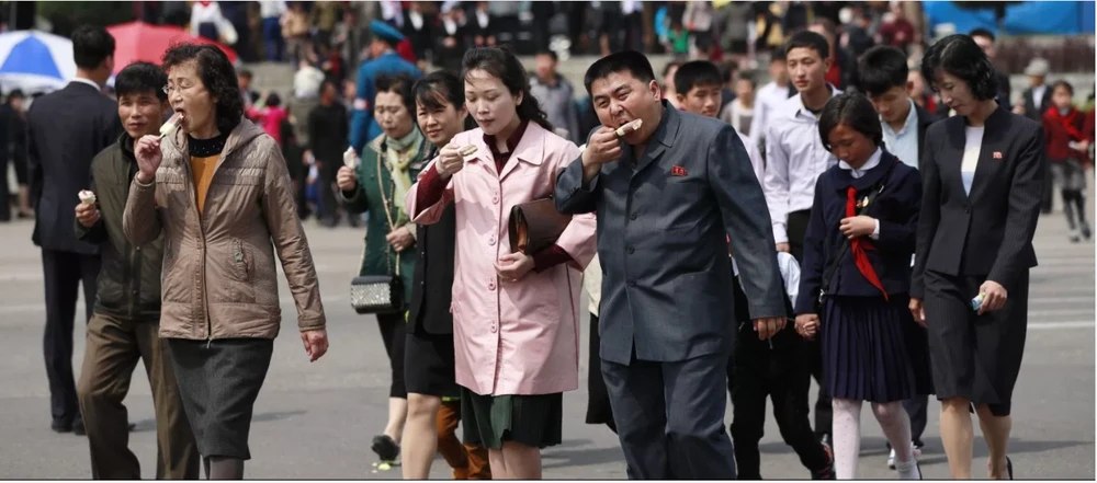 Dân Triều Tiên trên đường phố Bình Nhưỡng. Ảnh: EPA