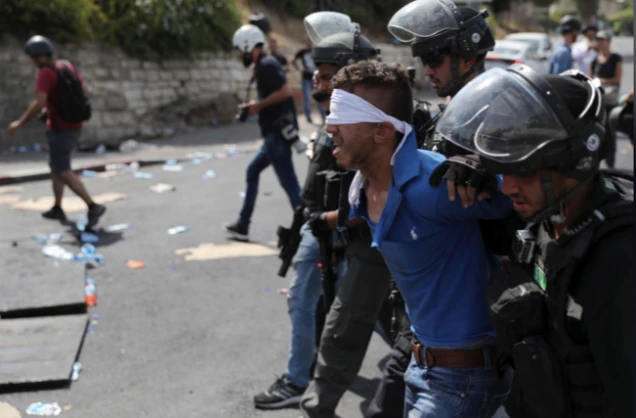 Cảnh sát Israel bắt giữ dân Palestine tại vùng Old City ở TP Jerusalem ngày 21-7. Ảnh: REUTERS