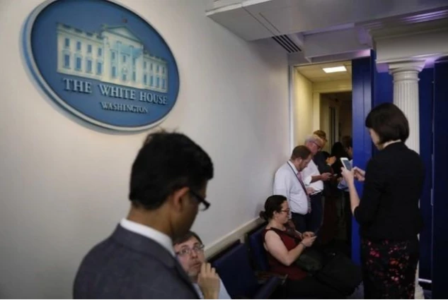 Các nhà báo tập trung ở Nhà Trắng chờ nghe ông Sean Spicer thông báo từ chức. Ảnh: REUTERS
