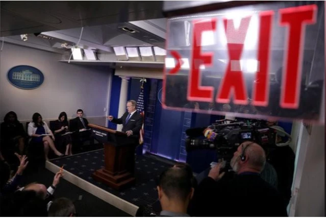 Ông Sean Spicer họp báo tuyên bố từ chức tại Nhà Trắng ngày 21-7. Ảnh: REUTERS