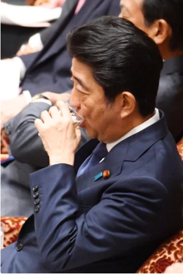 Thủ tướng Nhật Shinzo Abe tại phiên điều trần trước Ủy ban Ngân sách Hạ viện ngày 24-7. Ảnh: MAINICHI