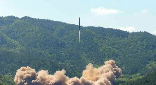 Tên lửa ICBM Hwasong-14 trong vụ thử ngày 4-7. Ảnh: NKNEWS