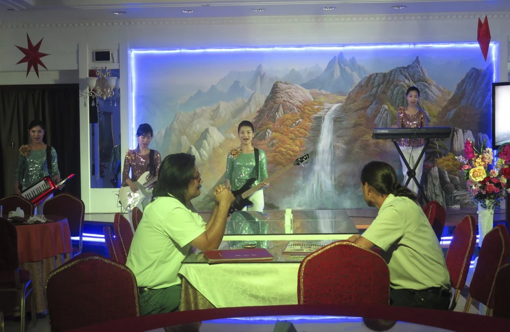 Nữ nhân viên biểu diễn ca nhạc tại nhà hàng Pyongyang Okryu-Gwan của Triều Tiên tại Dudai (UAE). Ảnh: AP