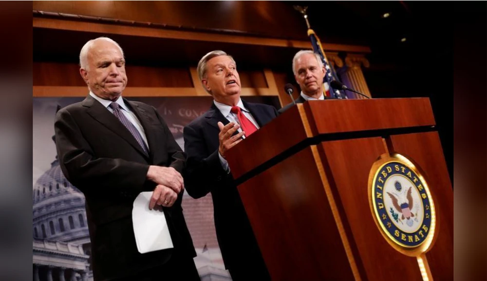 (Từ trái qua): Các nghị sĩ Cộng hòa John McCain, Lindsy Graham, Ron Johnson họp báo sau phiên bỏ phiếu sáng sớm 28-7. Ảnh: REUTERS