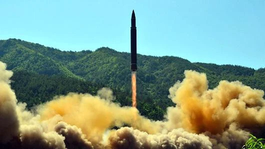 Tên lửa ICBM Hwasong-14 của Triều Tiên trong vụ phóng trong vụ phóng đầu tiên ngày 4-7. Ảnh: GETTY IMAGES