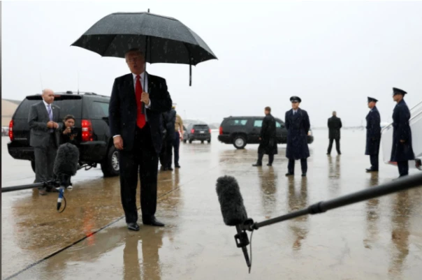 Tổng thống Trump thông báo báo chí về sự ra đi của ông Priebus khi vừa hạ cánh xuống căn cứ Andrews tại Maryland cùng Tổng thống Trump ngày 28-7. Ảnh: REUTERS