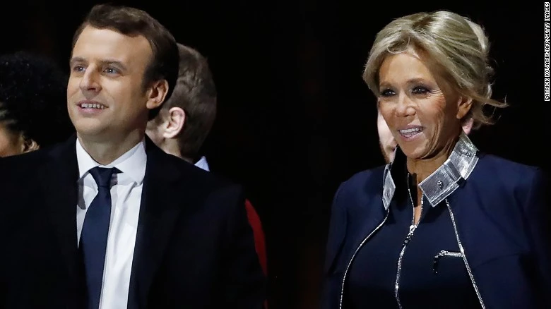 Vợ chồng Tổng thống Pháp Emmanuel và Brigitte Marcon trong đêm ông Marcon thắng cử tổng thống. Ảnh: CNN