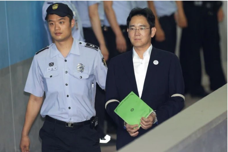 Ông Lee Jae-yong đến tòa án trung tâm Seoul ngày 7-8. Ảnh: REUTERS