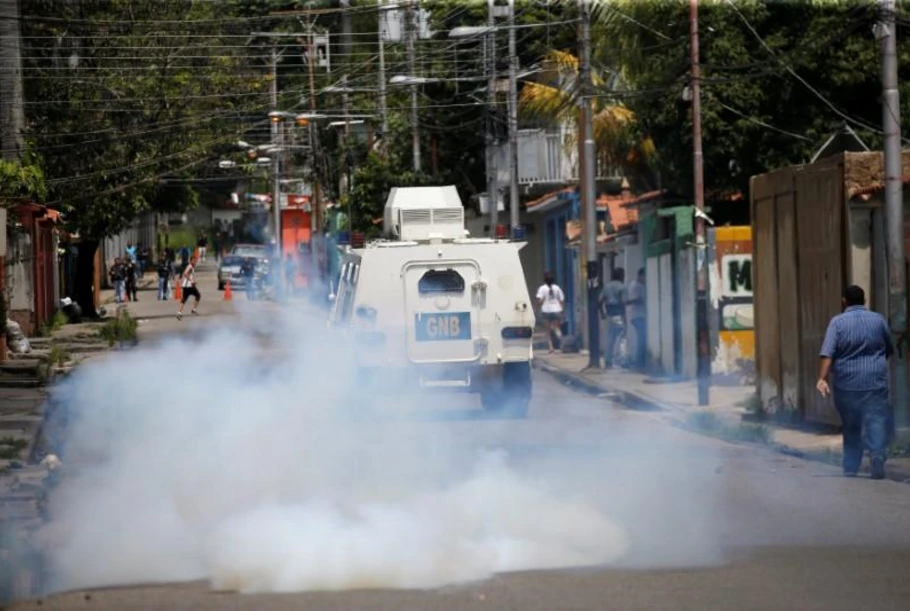 Biểu tình chống chính phủ ở Valencia (Venezuela) ngày 6-8. Ảnh: REUTERS