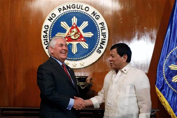 Tổng thống Philippines Rodrigo Duterte (trái) tiếp Ngoại trưởng Mỹ Rex Tillerson tại dinh tổng thống ở Manila (Philippines) ngày 7-8. Ảnh: REUTERS