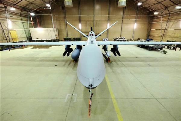 Máy bay không người lái MQ-9 Reaper của không quân Mỹ có tranh bị tên lửa Hellfire và một quả bom 230kg. Ảnh: REUTERS