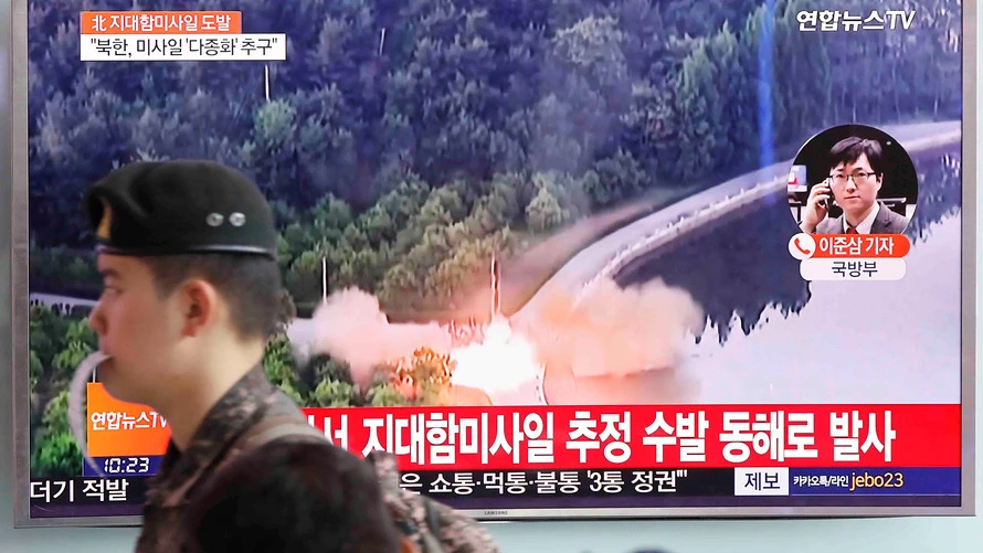 Truyền hình Hàn Quốc đưa tin về một vụ thử tên lửa hành trình chống tàu của Triều Tiên. Ảnh: REUTERS