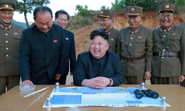 Lãnh đạo Triều Tiên Kim Jong-un trong một lần thị sát thử tên lửa. Ảnh: REUTERS