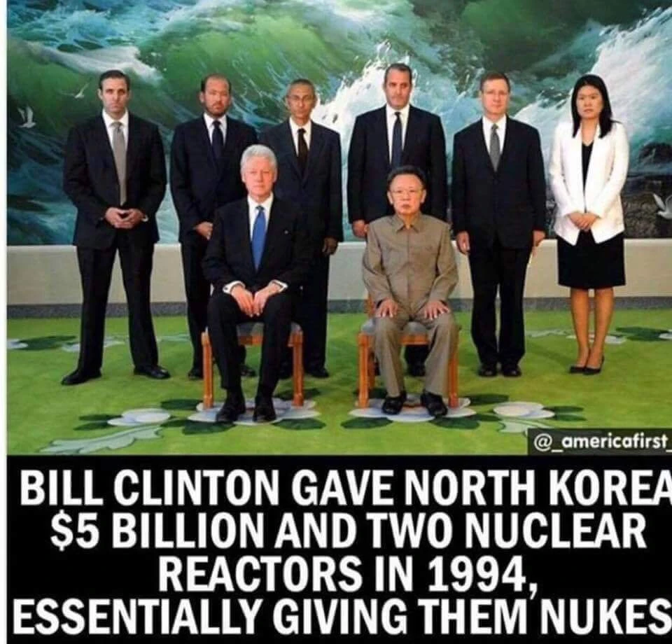 Bức ảnh ghép dòng chữ cáo buộc cựu Tổng thống Mỹ Bill Clinton cung cấp phương tiện và tiền bạc cho Triều Tiên phát triển vũ khí hạt nhân. Ảnh: TWITTER