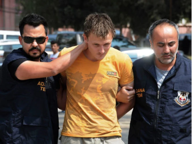 Cảnh sát Thổ Nhĩ Kỳ bắt công dân Nga Renad Bakiev tại TP Adana (Thổ Nhĩ Kỳ) ngày 10-8. Ảnh: AP