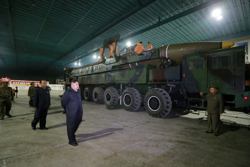 Lãnh đạo Triều Tiên Kim Jong-un thị sát tên lửa đạn đạo xuyên lục địa Hwasong-14. Ảnh: KCNA