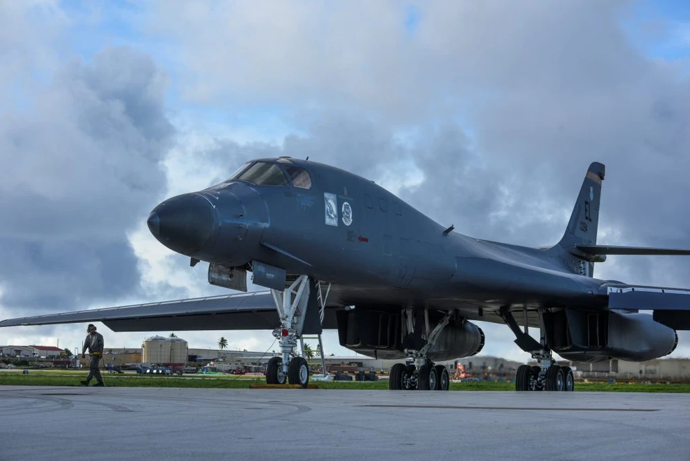 Máy bay ném bom B-1B Lancer của Mỹ trong một lần chuẩn bị cất cánh bay từ căn cứ không quân Andersen ở đảo Guam về bán đảo Triều Tiên ngày 8-8. Ảnh: REUTERS