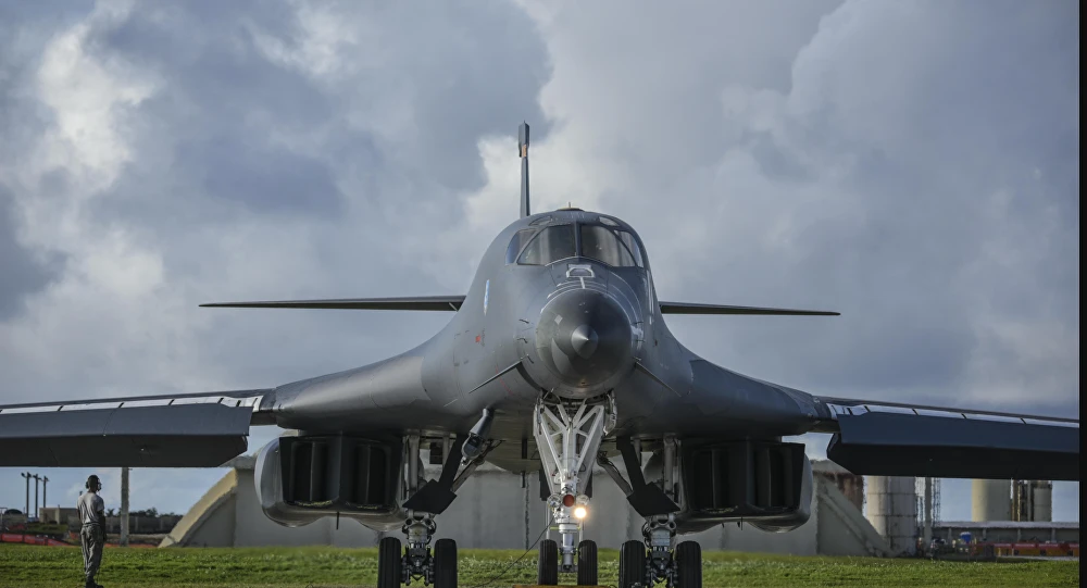 Mỹ triển khai hai máy bay ném bom B-1B Lancers từ đảo Guam đến bán đảo Triều Tiên tuần rồi để phô diễn sức mạnh. Ảnh: US AIR FORCE
